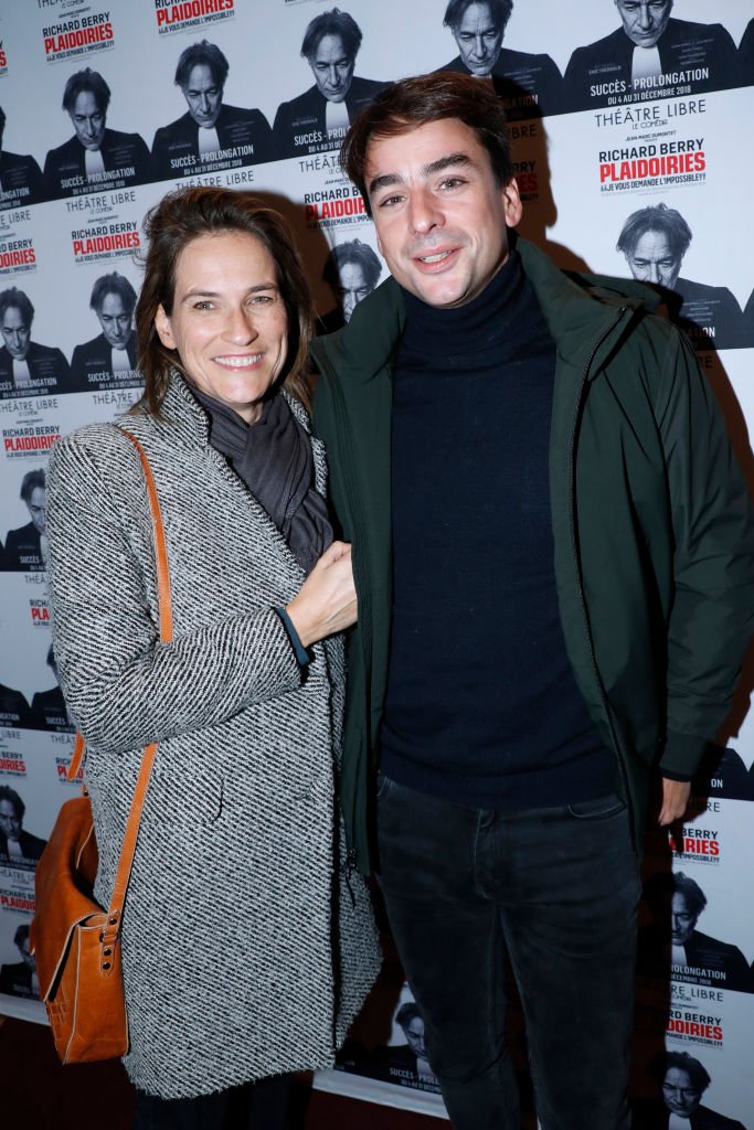 Les journalistes Julian Bugier et Claire Fournier assistent à la pièce de théâtre "Plaidoiries" au "Comedia - Théâtre Libre" le 06 décembre 2018 à Paris. | Photo : Getty Images