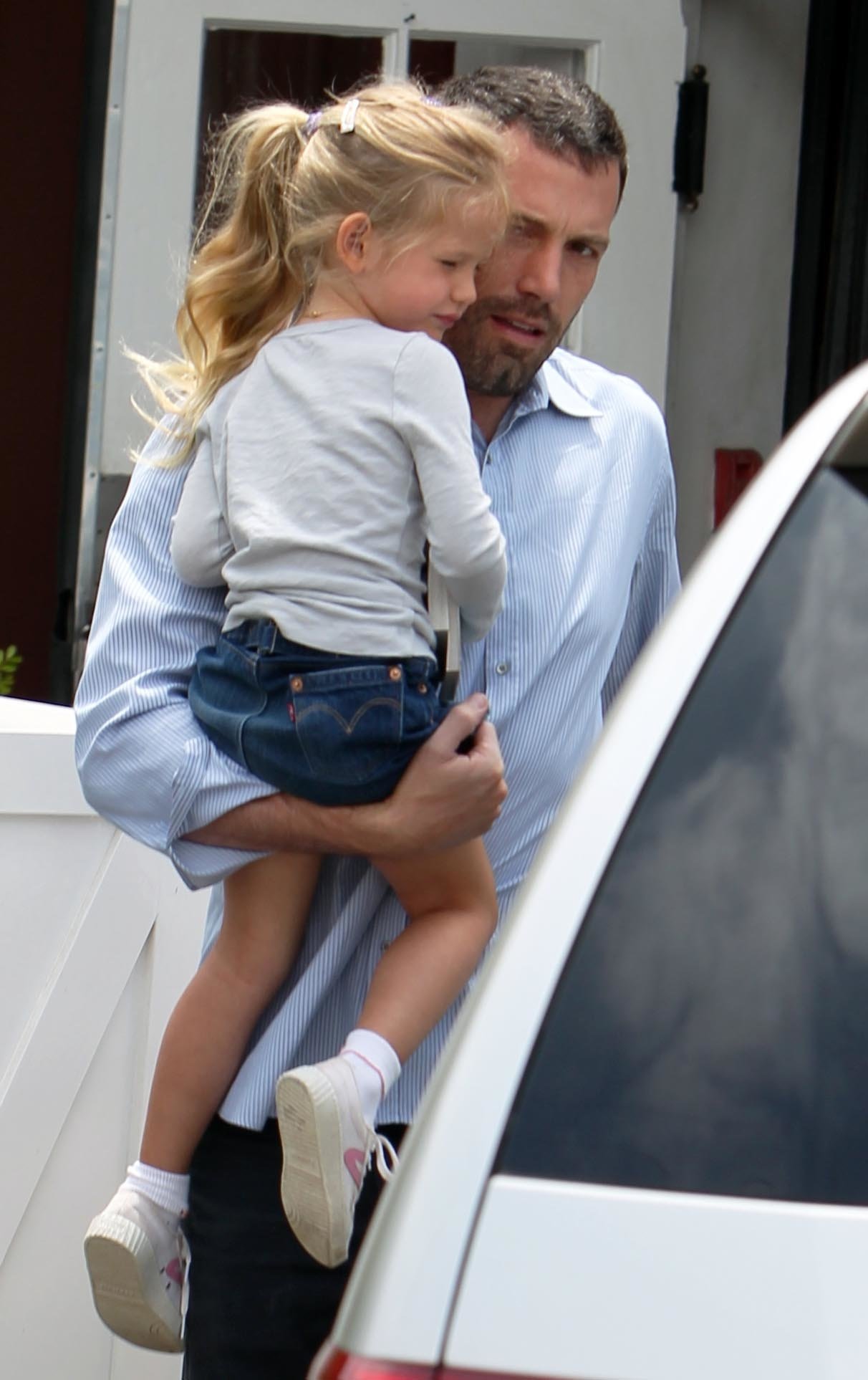 Ben Affleck and one of his two daughters at The Brentwood Country Mart I  Brentwood, California, on June 12, 2010. | Source: Philip Ramey/Corbis/Getty Images