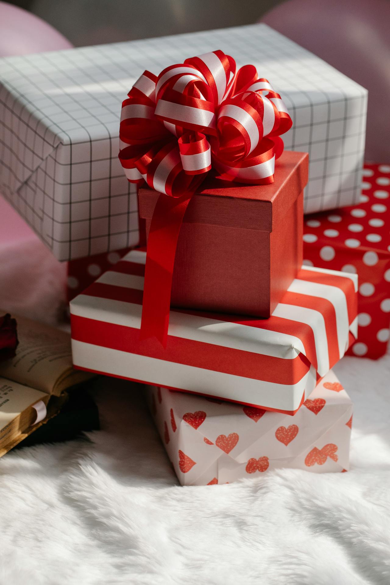 Una pila de regalos | Fuente: Pexels