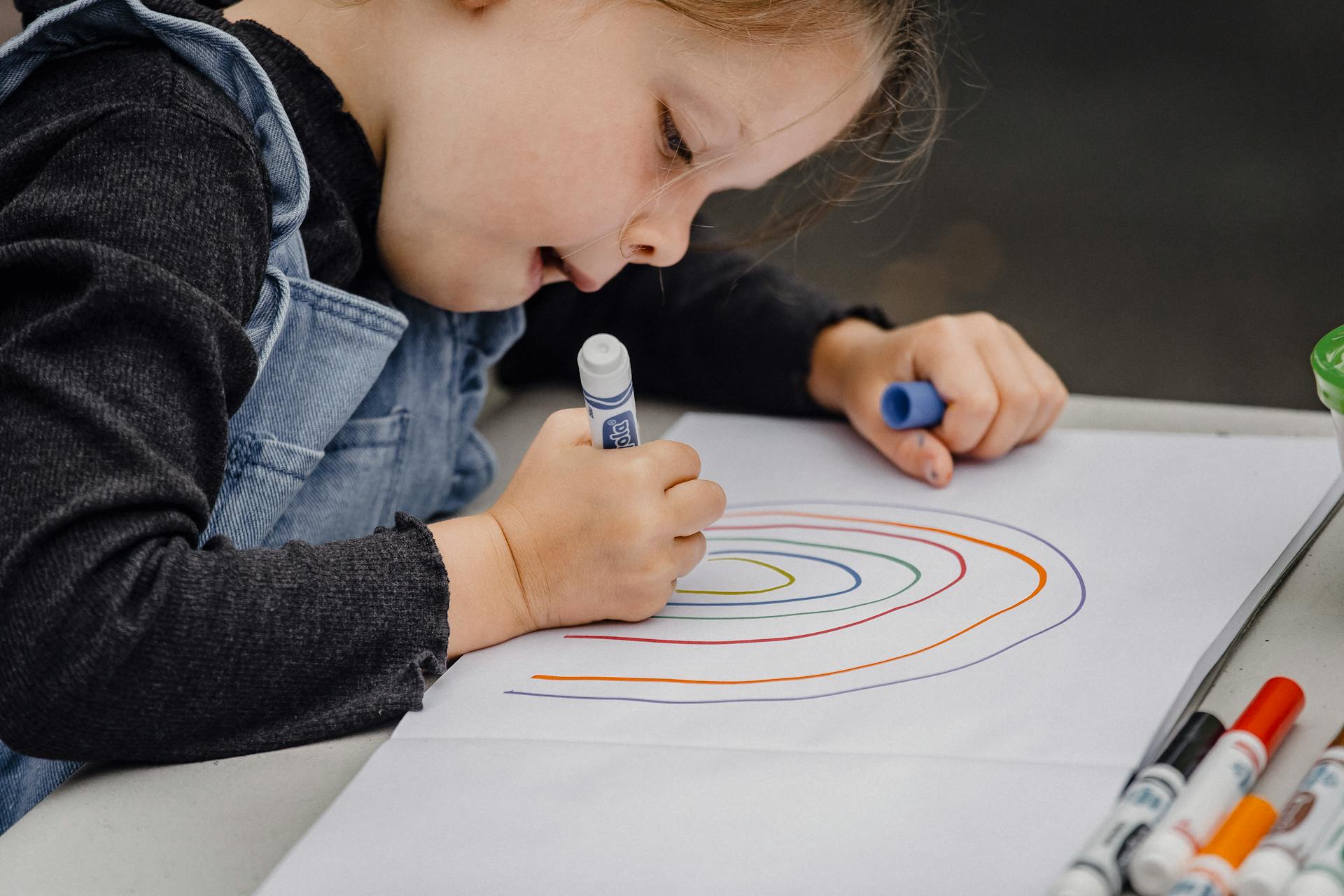 A little girl drawing a picture | Source: Pexels