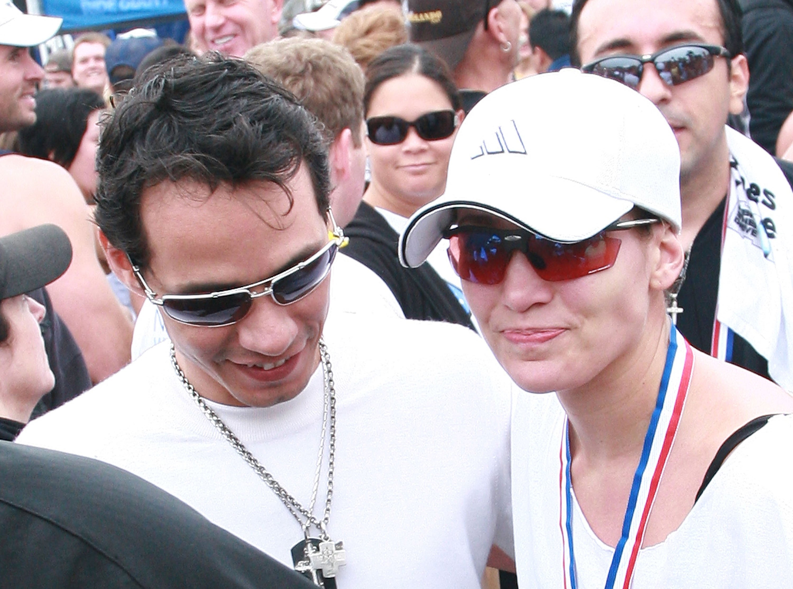 Marc Anthony y Jennifer López en la línea de llegada del Triatlón Nautica Malibu en septiembre de 2008 en California, EEUU || Fuente: Getty Images Marc Anthony y Jennifer López en la línea de llegada del Triatlón Nautica Malibu en septiembre de 2008 en California, EEUU || Fuente: Getty Images
