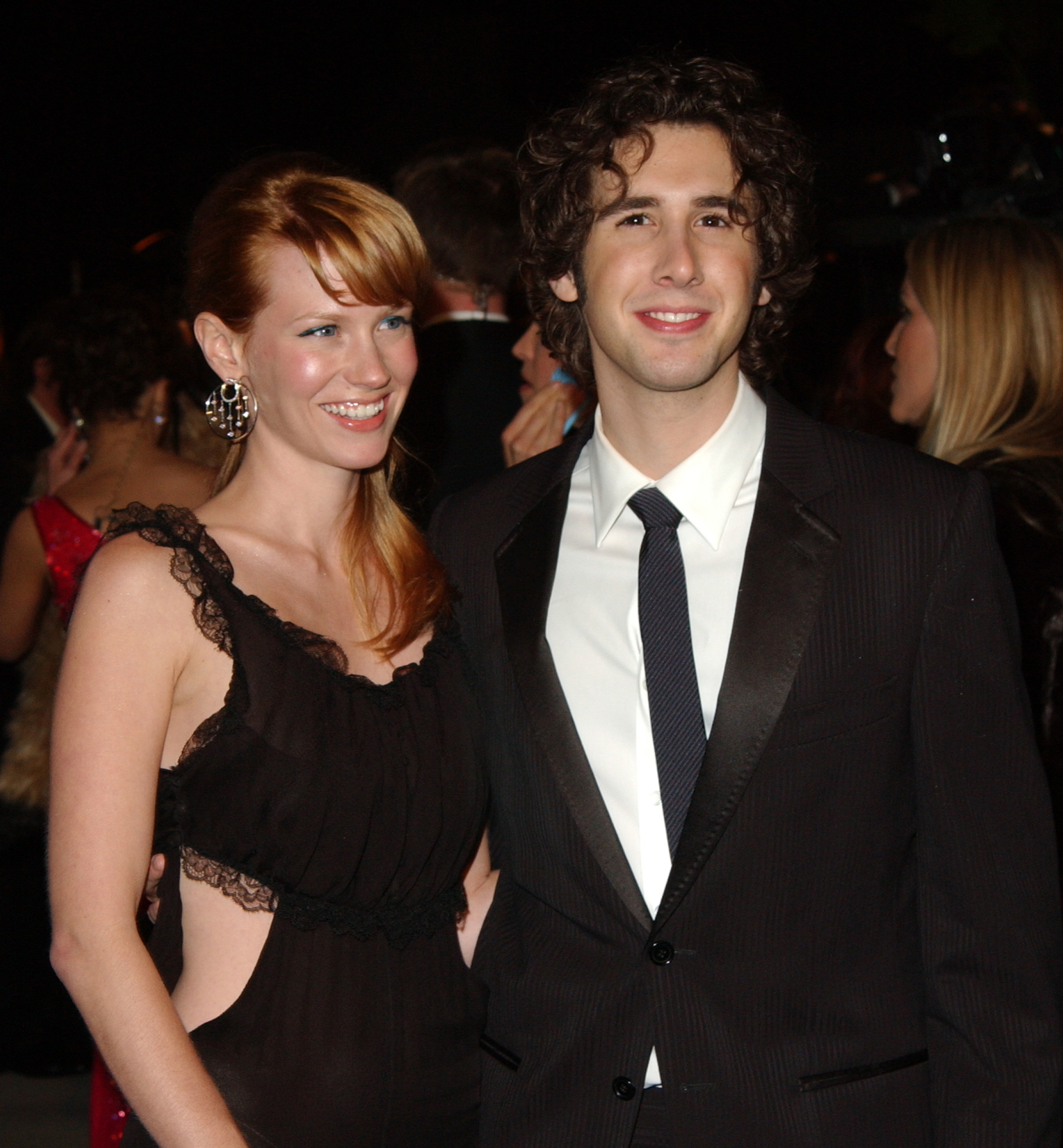January Jones and Josh Groban during the 2005 Vanity Fair Oscar Party at Mortons on February 27, 2005, in Los Angeles, California. | Source: Getty Images