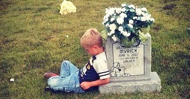 Walker Myrick lying on his late twin brother Willis Myrick’s gravestone. │Source: twitter.com/people