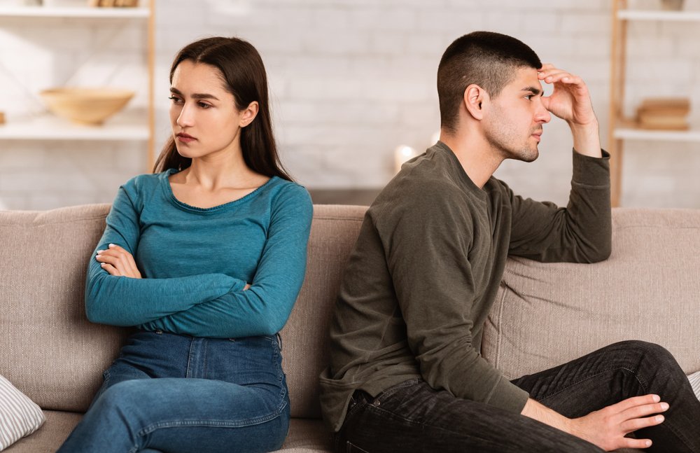 Pareja ignorándose después de una pelea. | Foto: Shutterstock