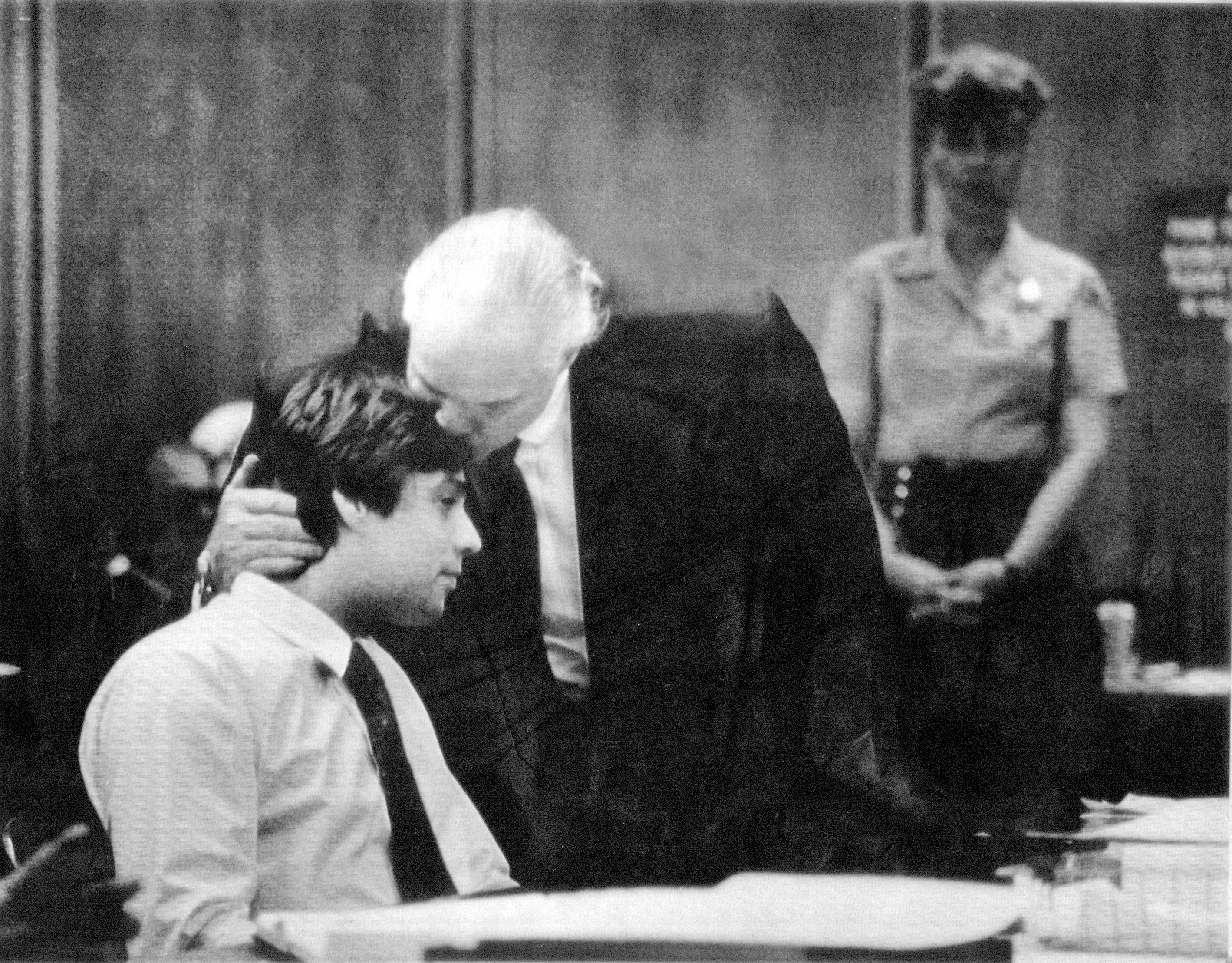 Marlon Brando gives son Christian a kiss in the courtroom during his trial in 1990 | Source: Getty Images