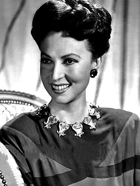 Publicity photo of Agnes Moorehead. | Source: Wikimedia Commons