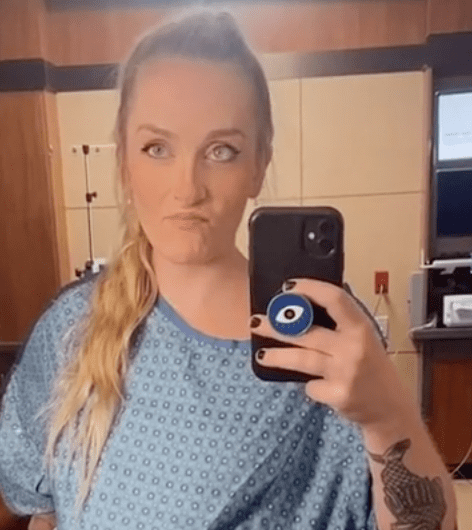 A mother who walked to the hospital while in labor made it there and successfully delivered her baby | Photo: TikTok/kelskiller