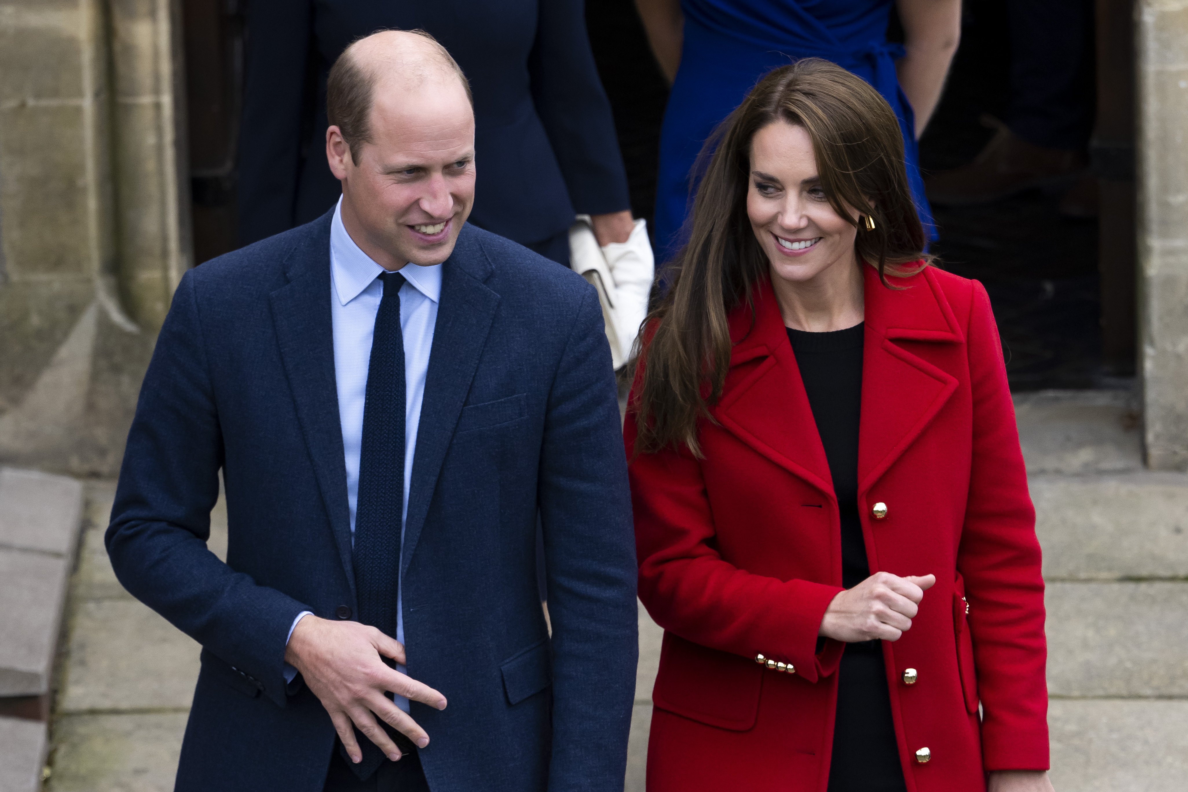 Prinz William, Prinz von Wales, und Catherine, Prinzessin von Wales, verlassen während ihres Besuchs in Wales am 27. September 2022 in Swansea, Wales, die St. Thomas Church, die saniert wurde, um bedürftigen Menschen Unterstützung zu bieten. | Quelle: Getty Images