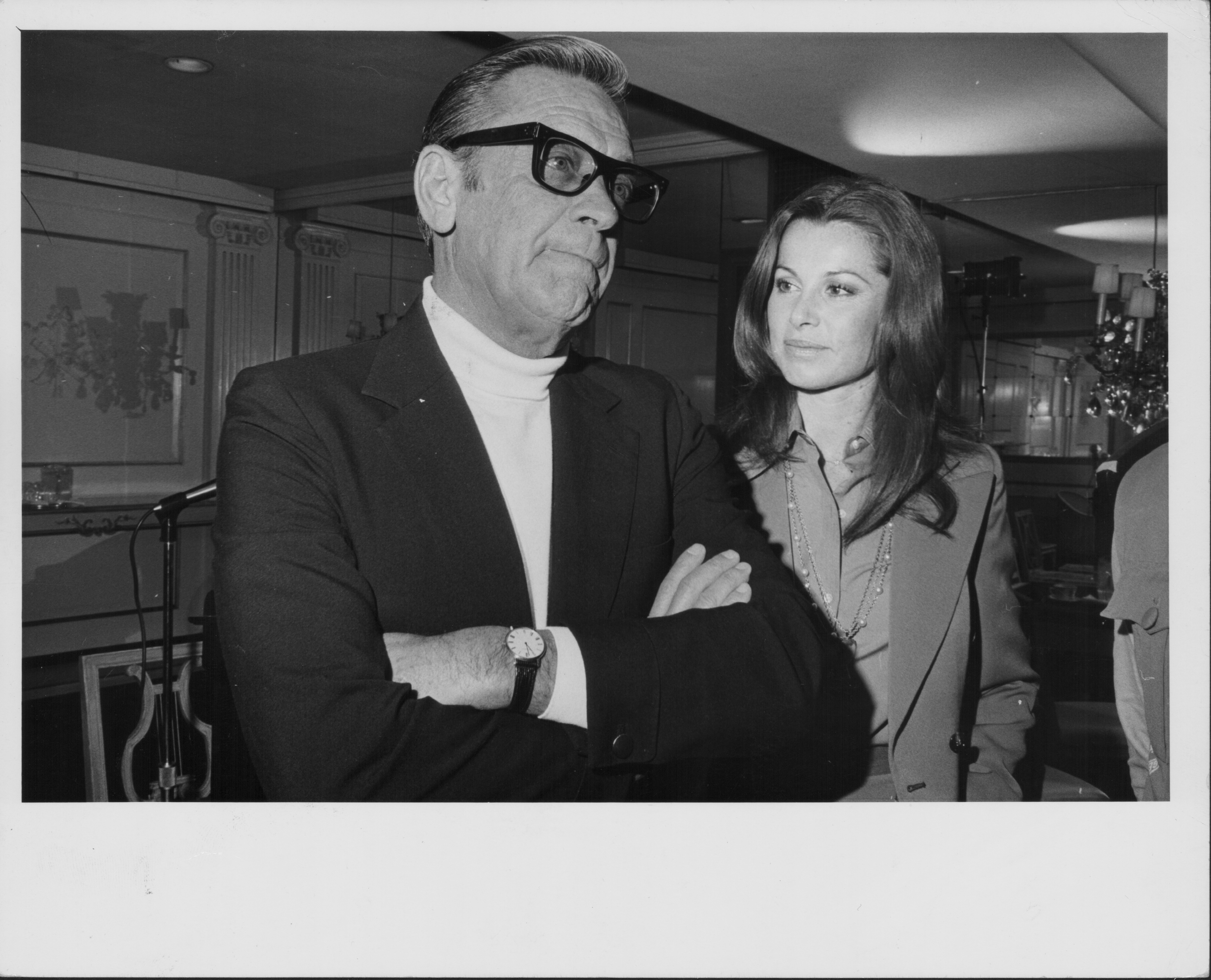 William Holden and Stephanie Powers attend a press conference for the new book "Longing for Darkness," on October 31, 1975 | Source: Getty Images