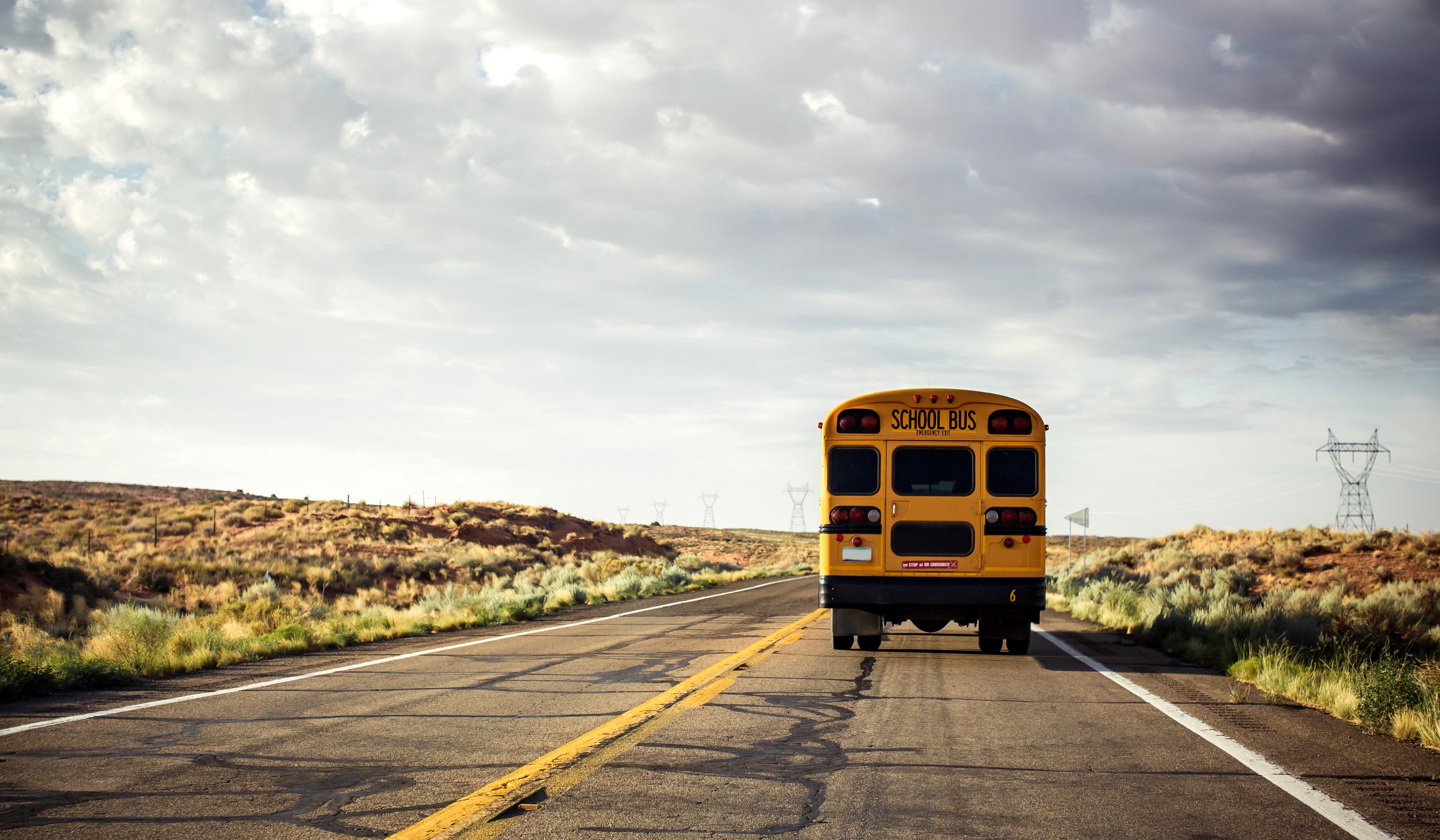 Autobús escolar en medio de la nada. | Foto: Shutterstock