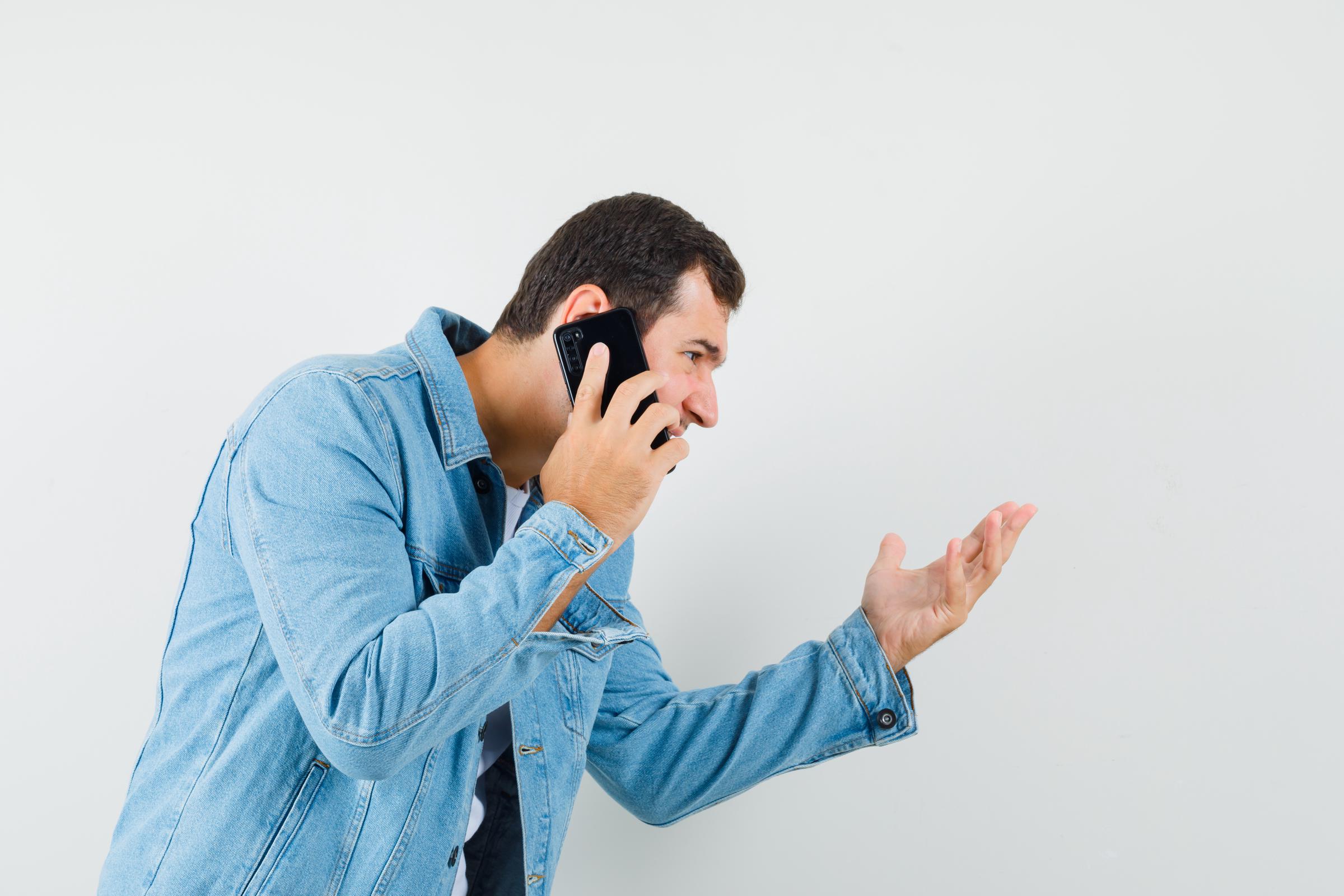 Um homem irritado falando ao telefone | Fonte: Freepik