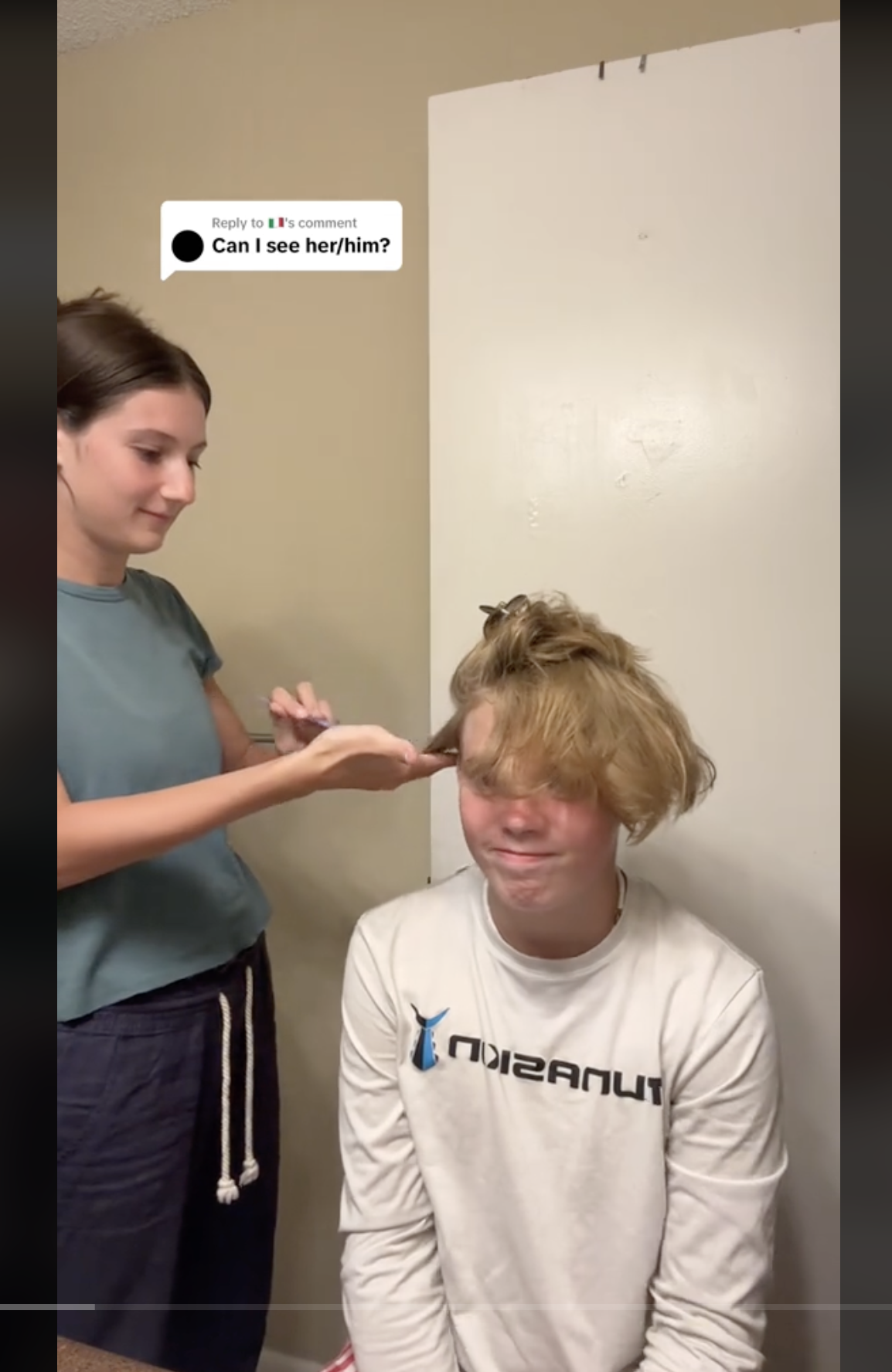 Sage Pasch bleaching her teenage son's hair in a video dated July 31, 2023 | Source: TikTok/coffee4lifesage