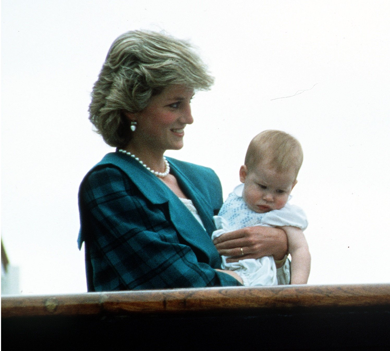 Diana, Princesa de Gales, con el Príncipe Harry en brazos en Venecia, Italia en mayo de 1985. | Imagen: Getty Images