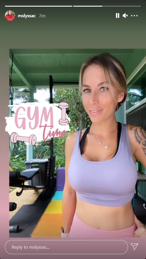 Lyssa Chapman at an outdoor gym. | Photo: Instagram/@mslyssac