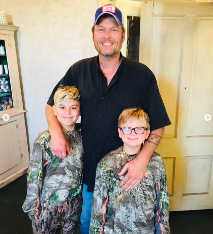 Blake Shelton with Kingston and Zuma Rossdale posing for a picture, posted on June 19, 2022 | Source: Instagram/gwenstefani