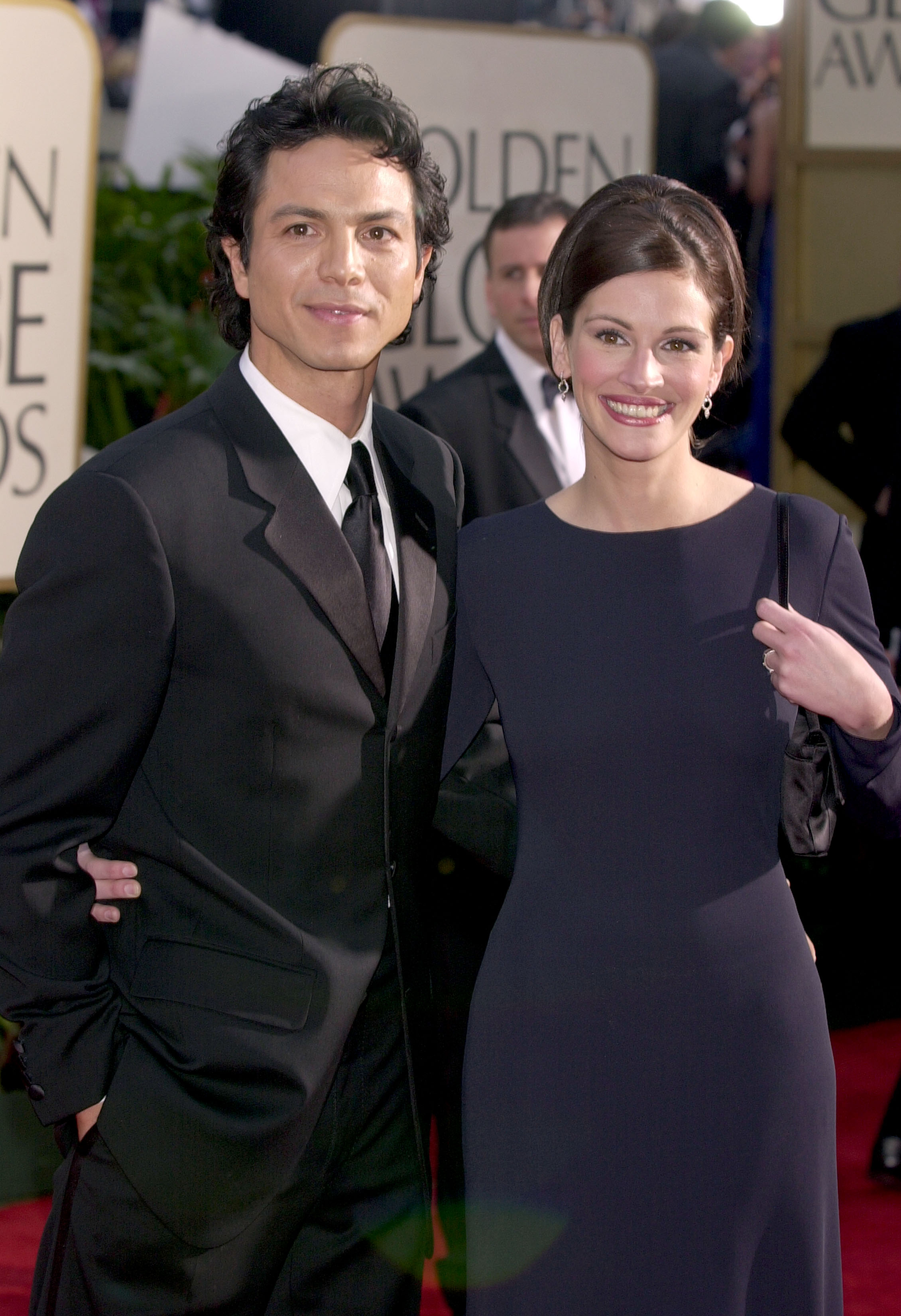 Benjamin Bratt & Julia Roberts at the 58th Annual Golden Globe Awards | Source: Getty Images