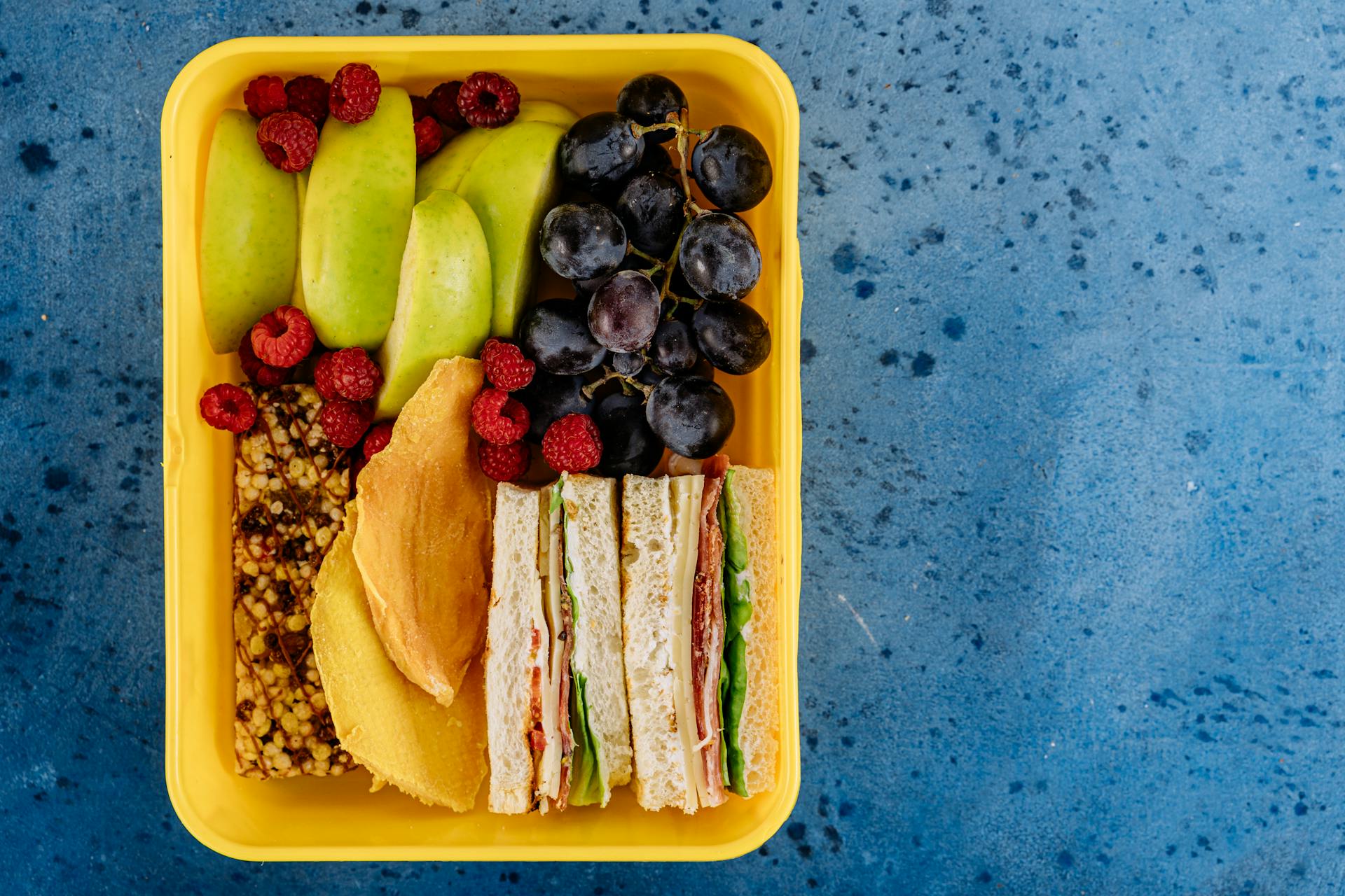 A lunchbox with sandwiches and fruit | Source: Pexels