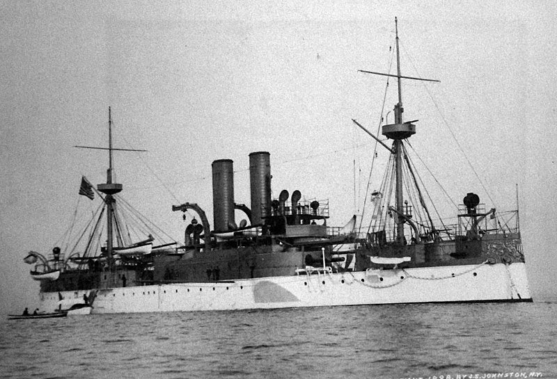 Starboard bow view of USS Maine, 1898 | Source: Wikimedia Commons/National Museum of the U.S. Navy 