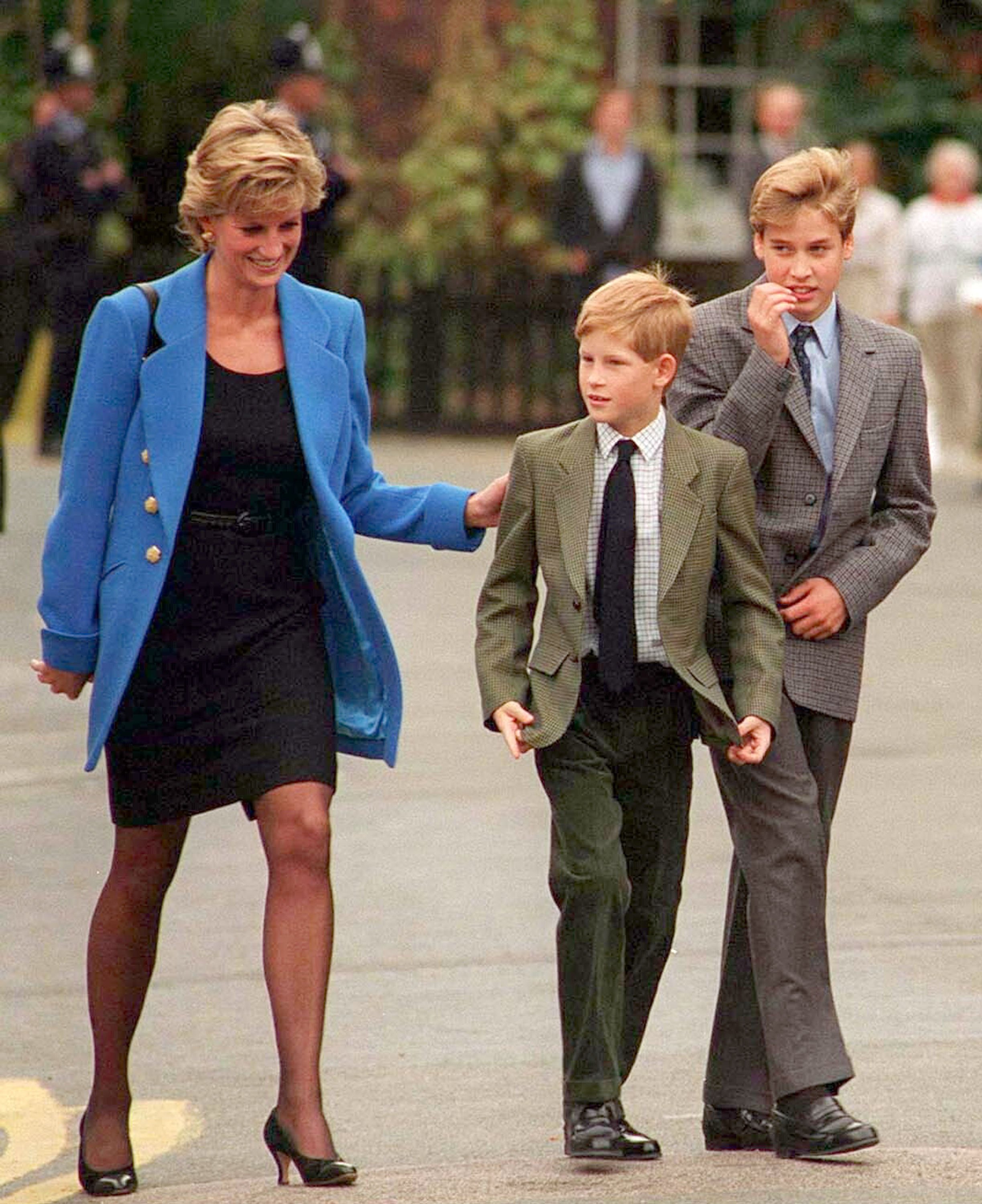 Prinz William mit Diana, Prinzessin von Wales und Prinz Harry an dem Tag, an dem er im September 1995 zu Eton kam. | Quelle: Getty Images