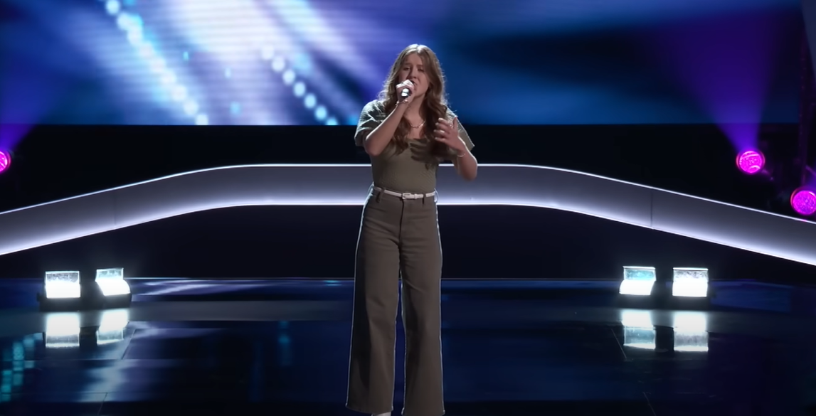 Sydney Sterlace's performing on "The Voice" on September 23, 2024 | Source: YouTube/The Voice