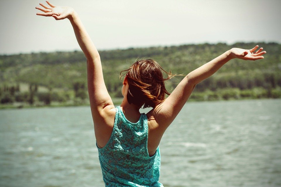 Mujer admirando felizmente el paisaje.| Imagen: Pixabay Mujer admirando felizmente el paisaje.| Imagen: Pixabay