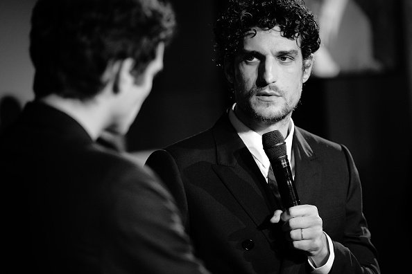 Louis Garrel (R) et Thimotée Robart lors de la cérémonie "César - Révélations 2020". | Photo : Getty Images