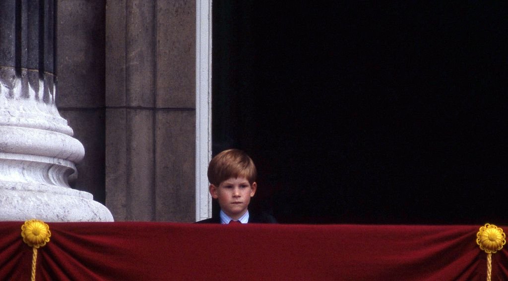 Le jeune prince Harry lors de la cérémonie du drapeau le 17 juin 1989 à Londres, en Angleterre. | Photo : Getty Images