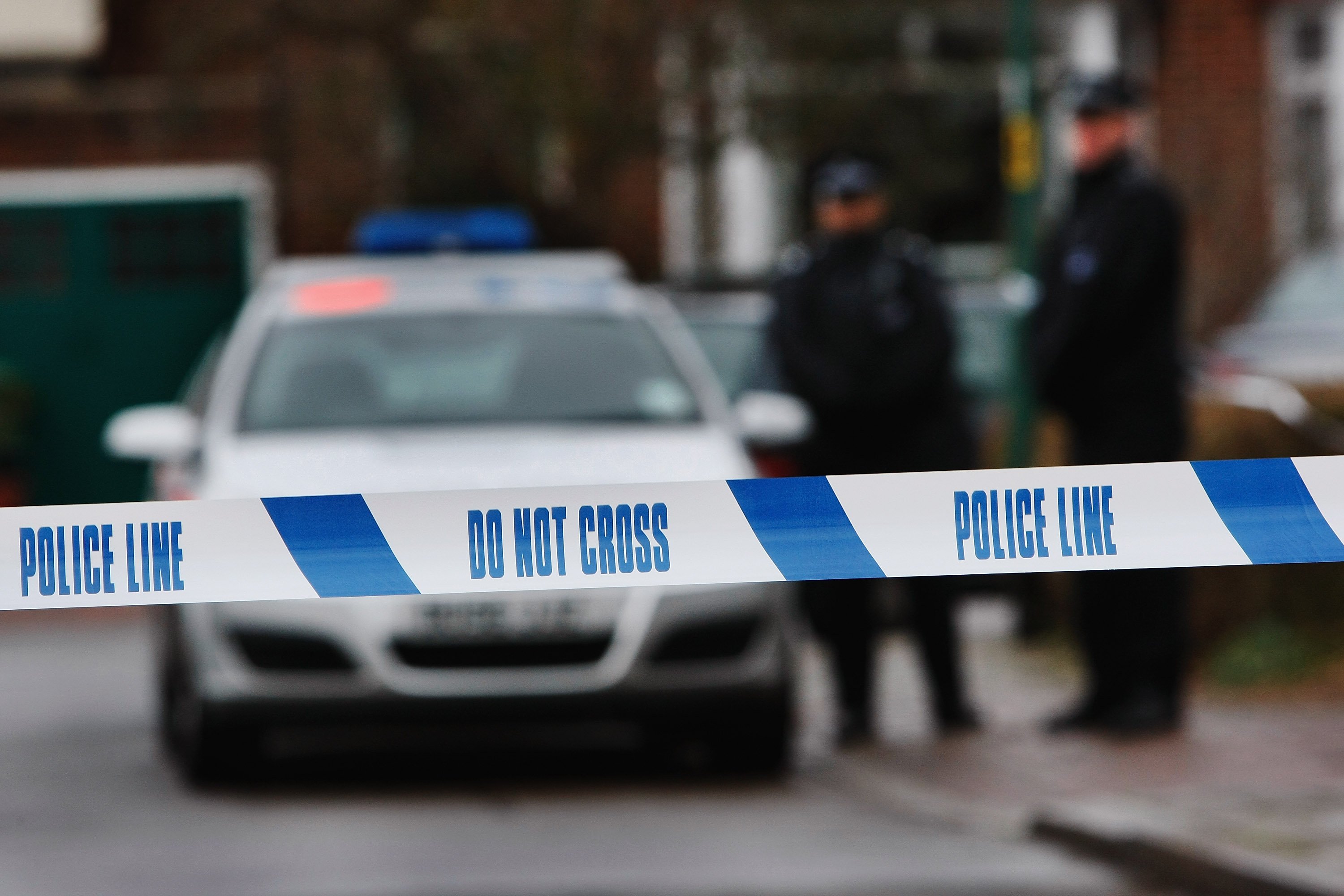 Das Polizeiband ist vor einem Polizeiauto abgebildet | Quelle: Getty Images