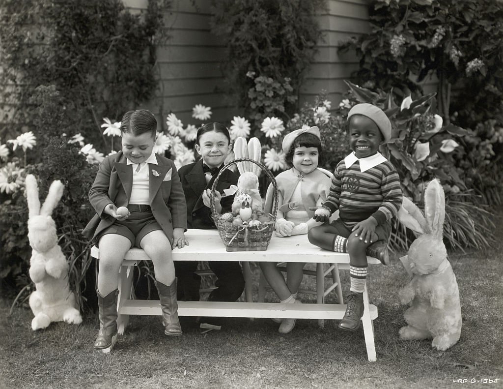 Darla Hood and "Our Gang" kid co-stars celebrate Easter Sunday outdoors, circa 1935. | Source: Getty Images