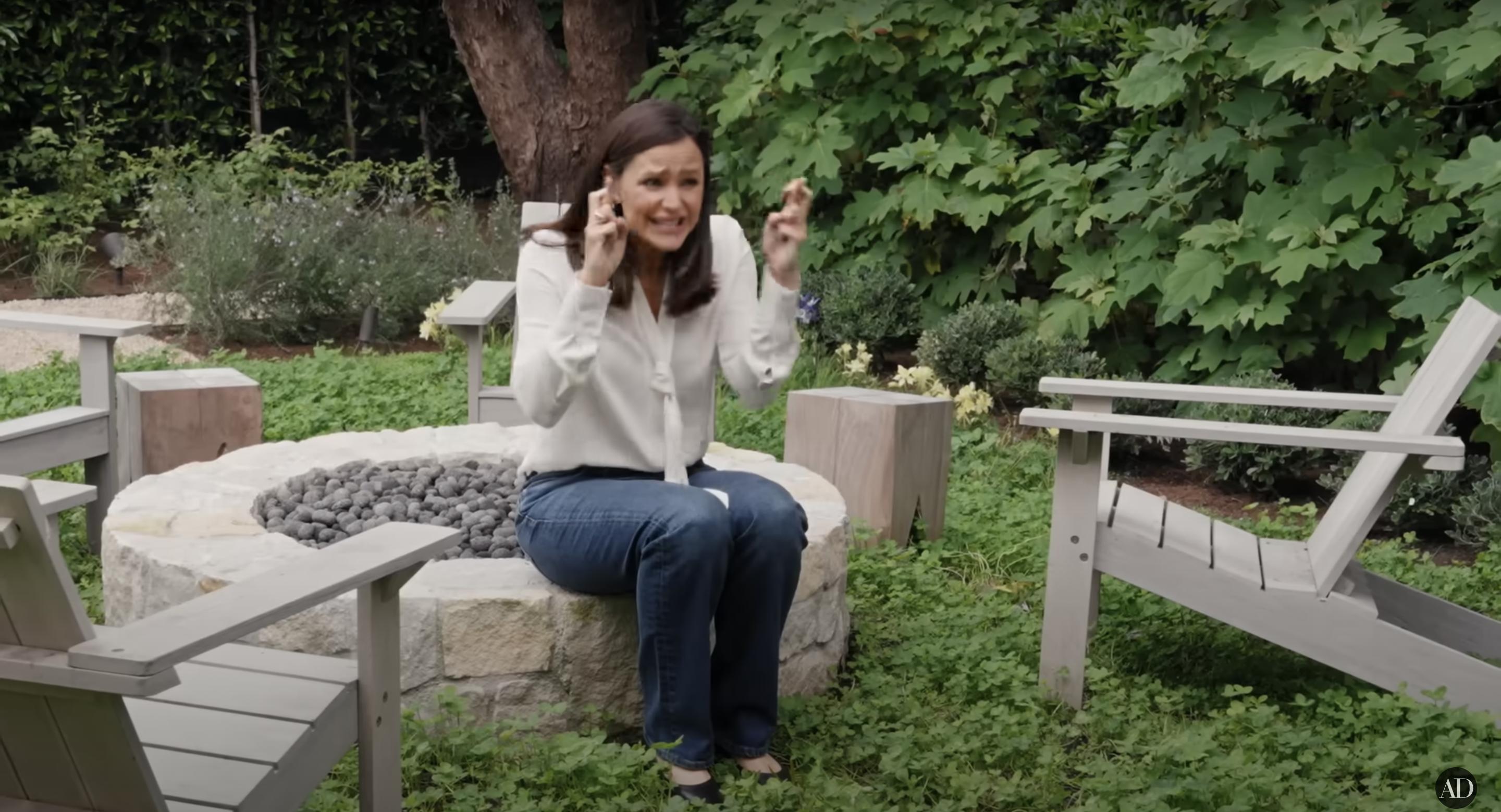 Jennifer Garners garden, dated September 3, 2024 | Source: YouTube/@Archdigest