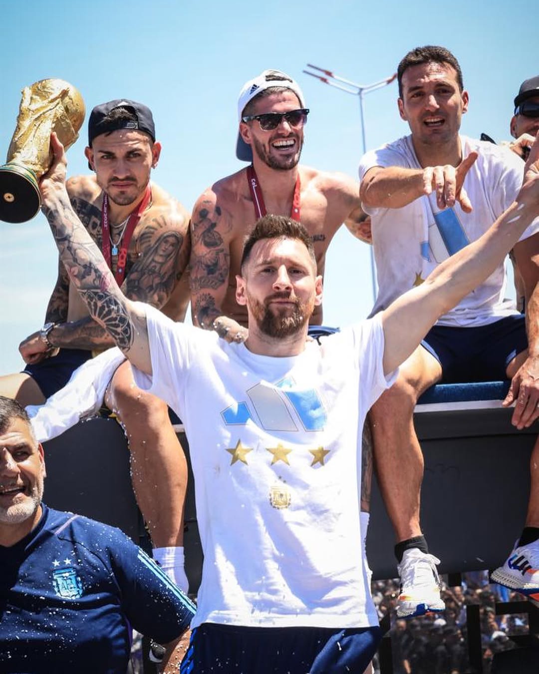 Lionel Messi pictured with friends, dated December 2022 | Source: Instagram/leomessi