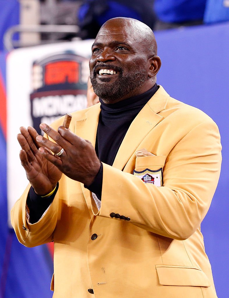 Lawrence Taylor attends a game between the New York Giants and the Indianapolis Colts on November 3, 2014 | Photo: Getty Images