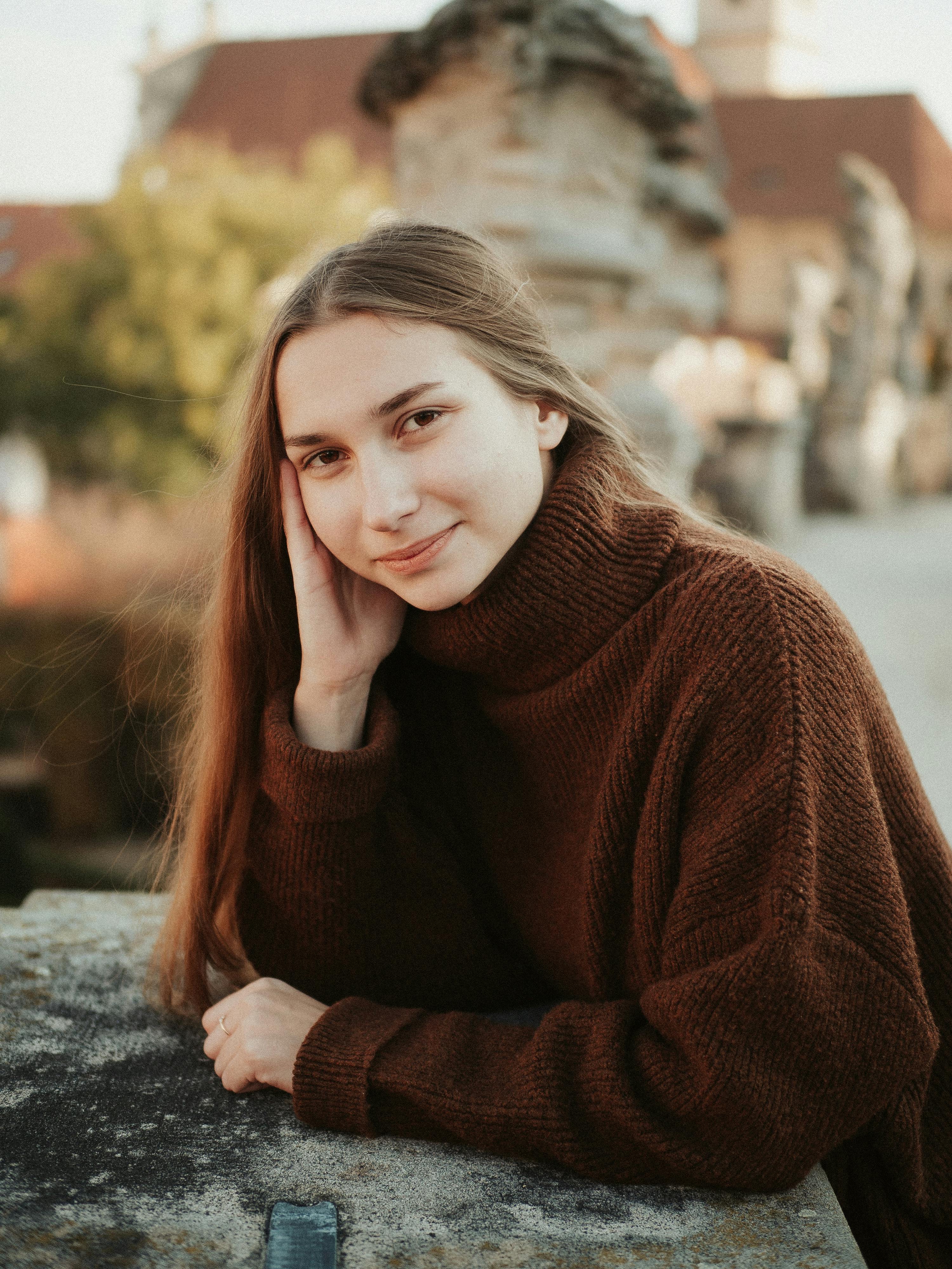 A smiling teenage girl | Source: Pexels