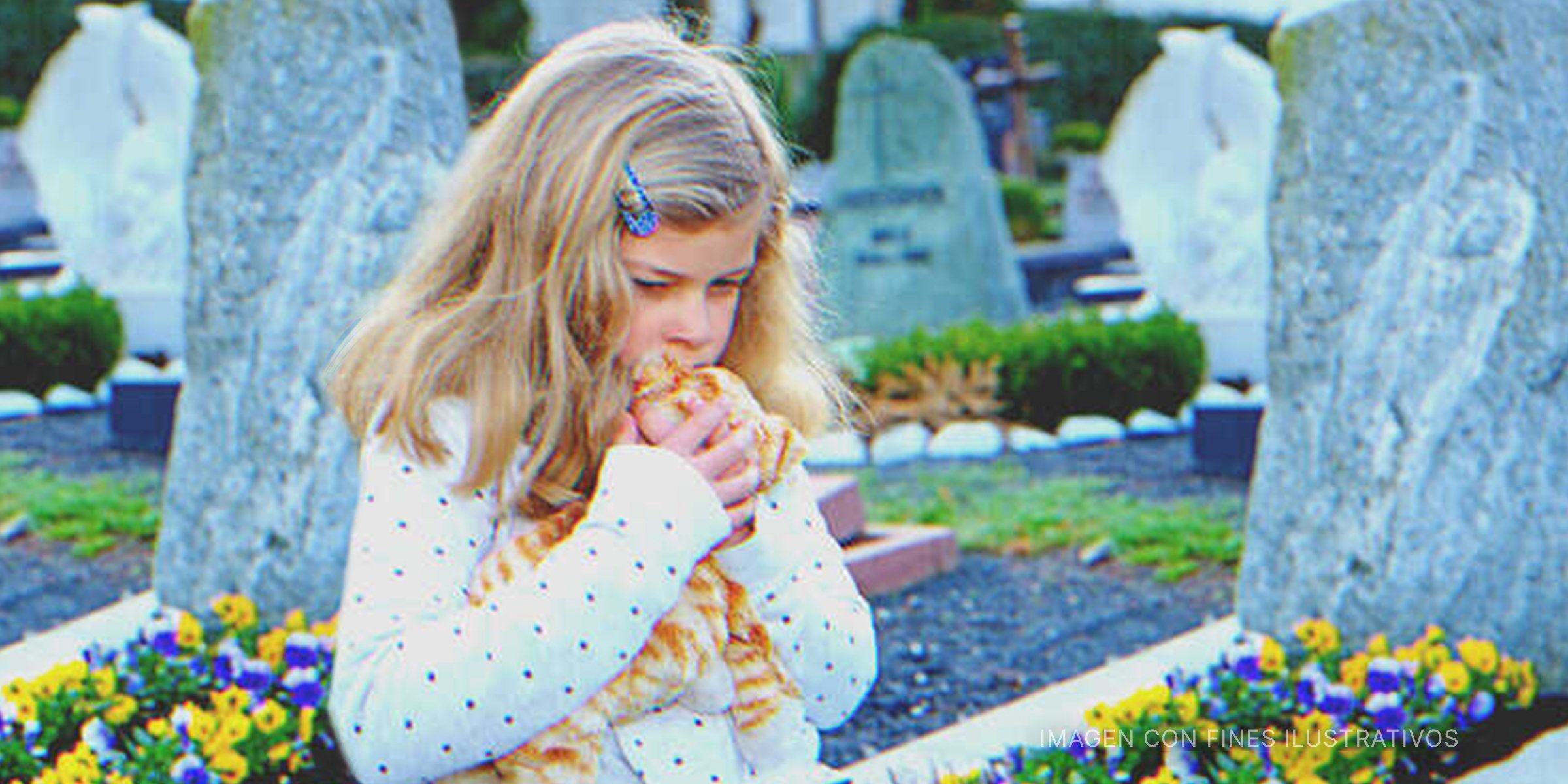 Niña en un cementerio sosteniendo un peluche | Foto: Shutterstock
