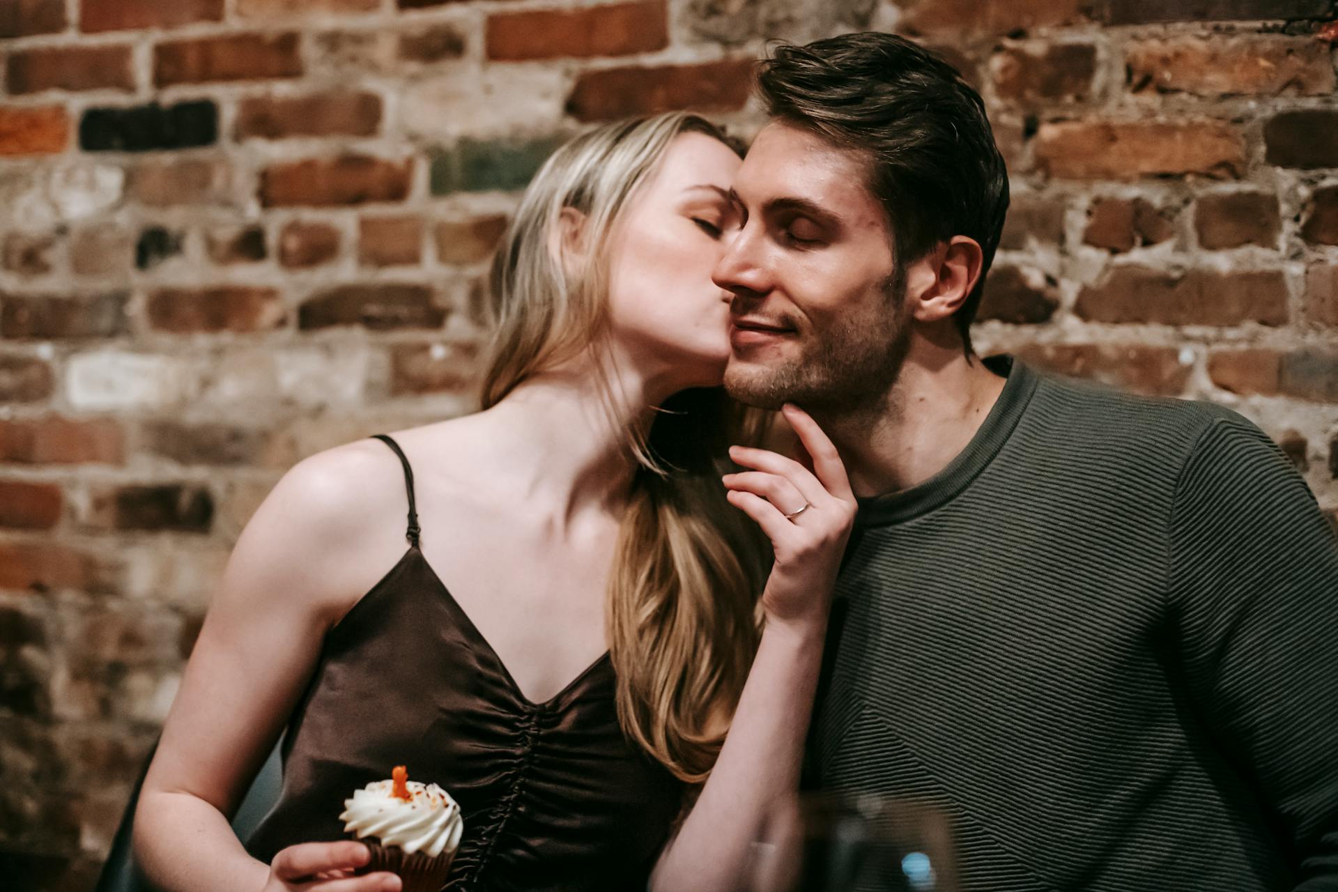 Two people flirting at a party | Source: Pexels