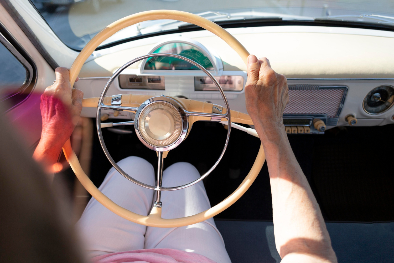 Close-up shot of a senior woman driving a car | Source: Freepik