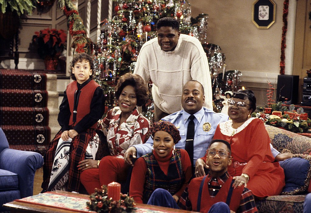 Bryton James, Jo Marie Payton, Kellie Shanygne Williams, Daruis Mccrary, Reginald Vel Johnson, Jaleel White and Rosetta Lonoire pose on a couch during an episode of “Family Matters on December 10, 1993. | Photo: Getty Images