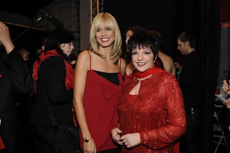 Liza Minnelli with Heidi Klum at The Heart Truth Fashion Show in 2008 | Source: Wikimedia Commons