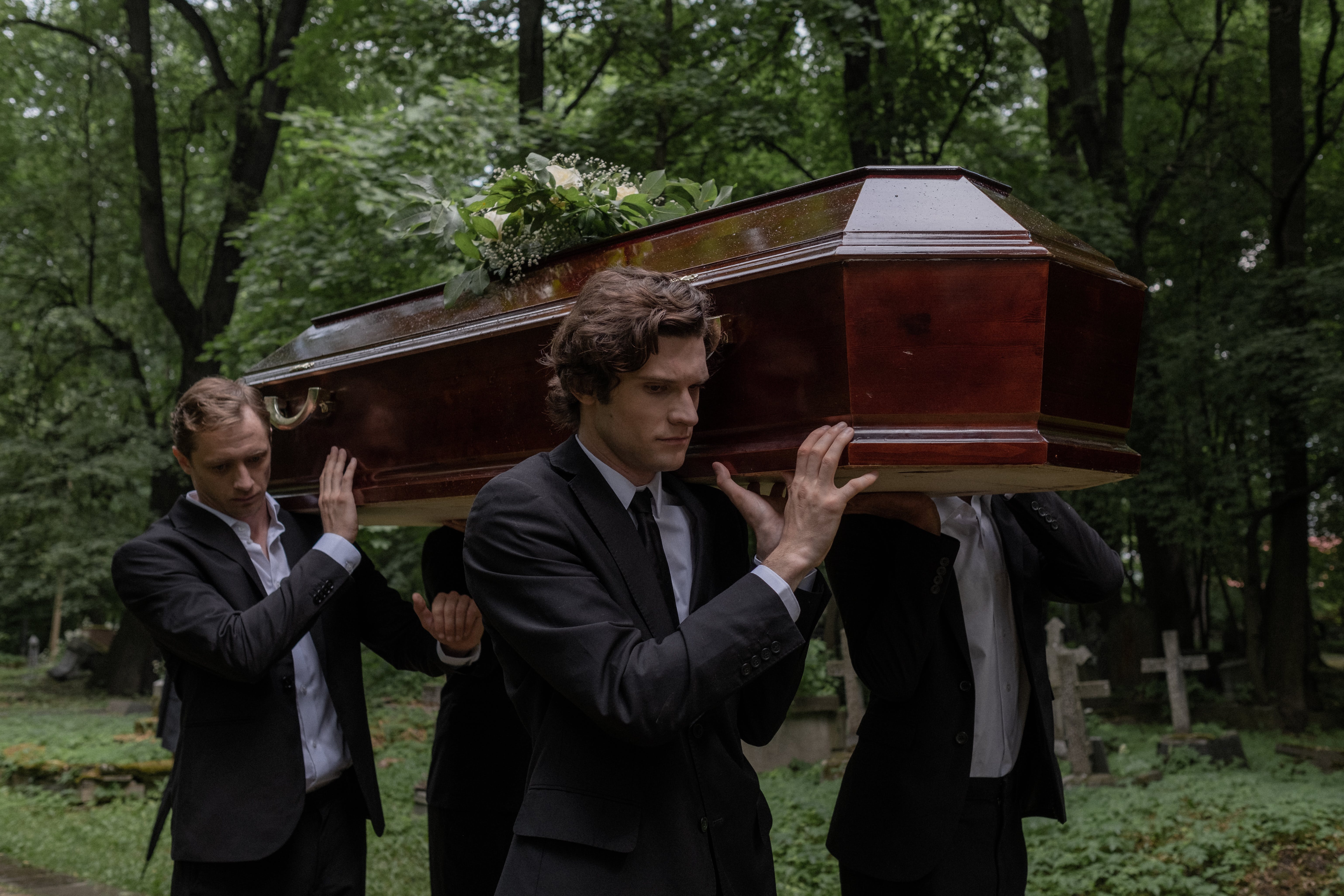 People carrying a coffin. | Source: Pexels