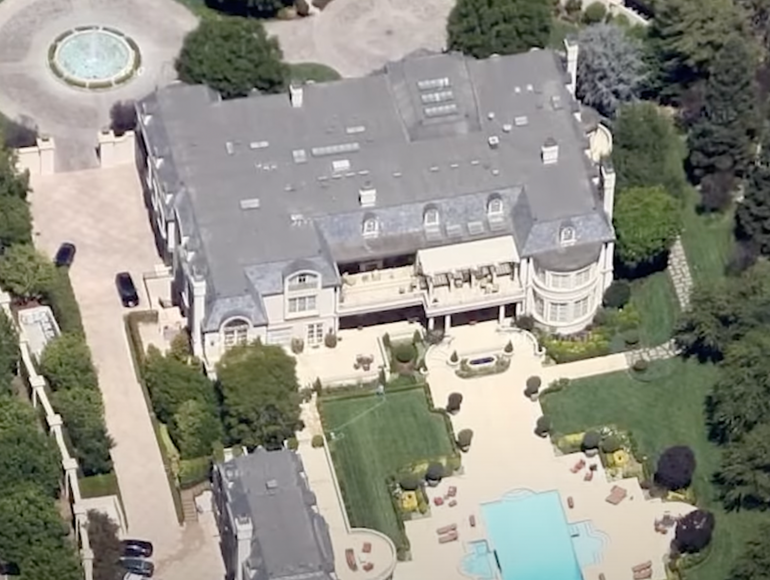 Vista de la casa de Denzel Washington en Beverly Hills | Foto: YouTube/ALL ABOUT