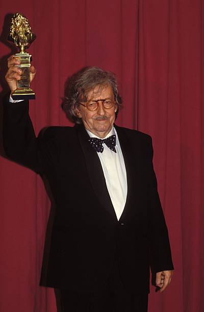 Henri Virlojeux brandissant le trophée des Molières | Sources : Getty Images