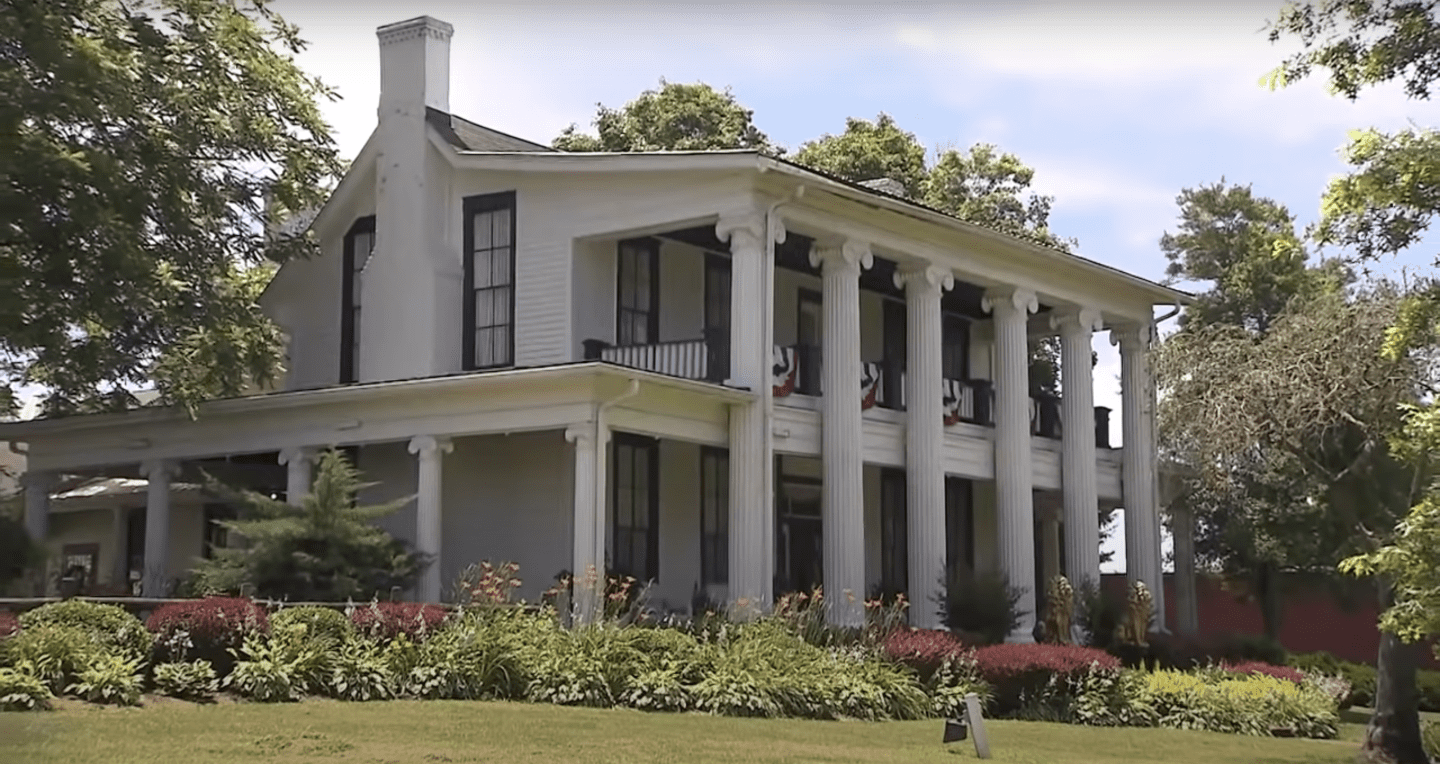Loretta Lynn and Oliver Lynn's grand plantation home in Nashville, Tennessee ┃Source: YouTube@WKRNNews2