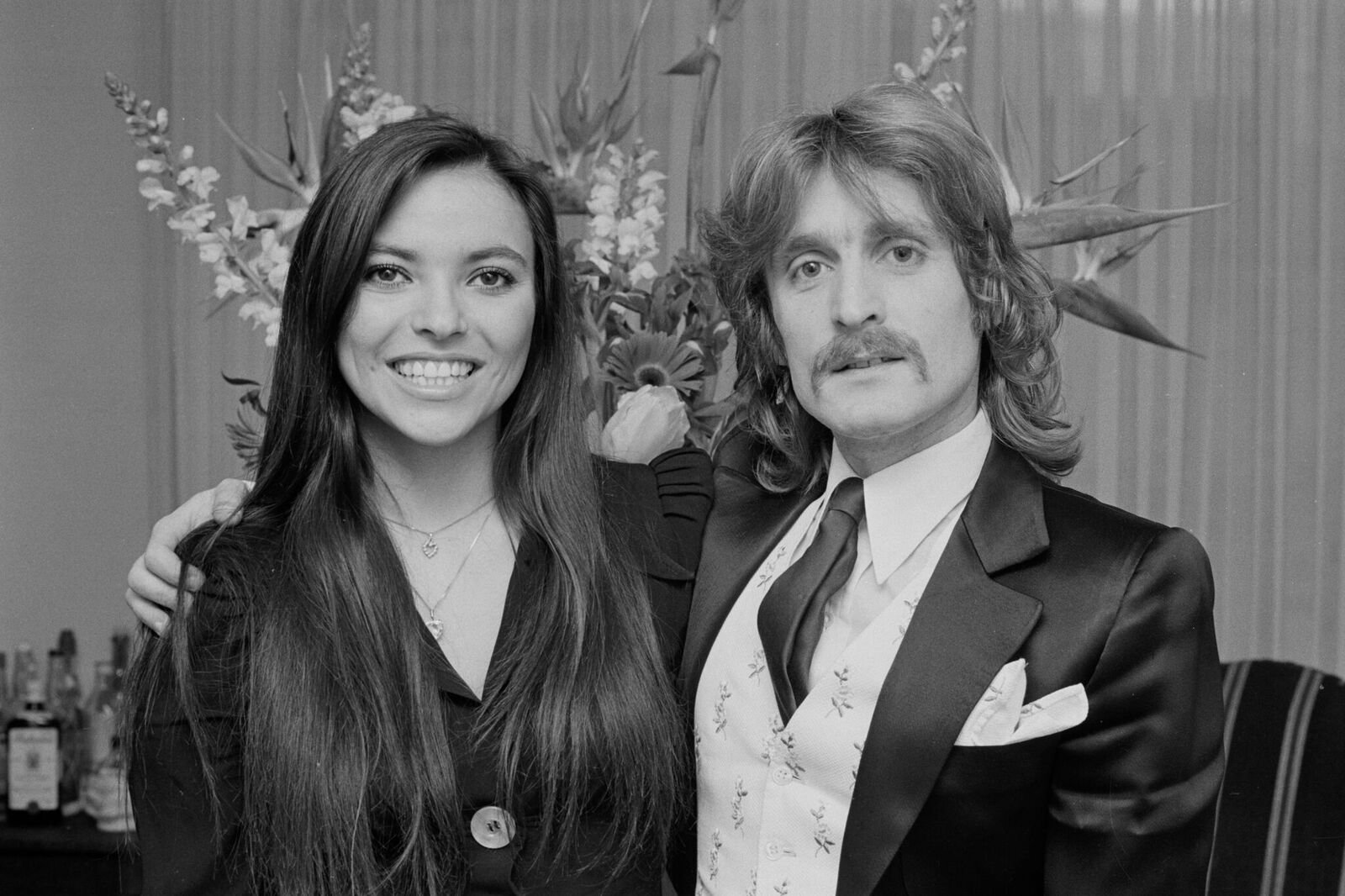 Le chanteur Christophe et sa femme Véronique chez eux à Paris le 11 février 1974, France. | Photo : Getty Images Le chanteur Christophe et sa femme Véronique chez eux à Paris le 11 février 1974, France. | Photo : Getty Images