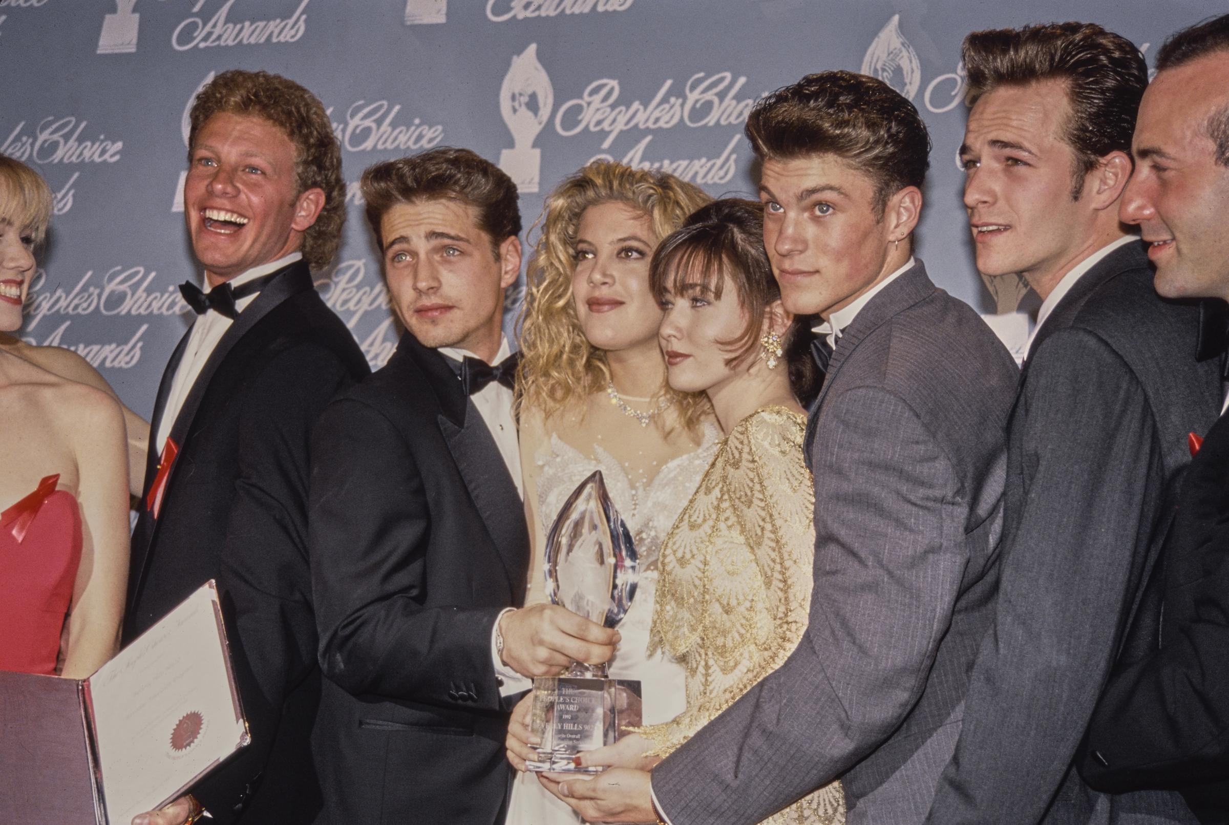 The "Beverly Hills, 90210" cast members at the 18th People's Choice Awards on March 17, 1992, in Universal City, California. | Source: Getty Images