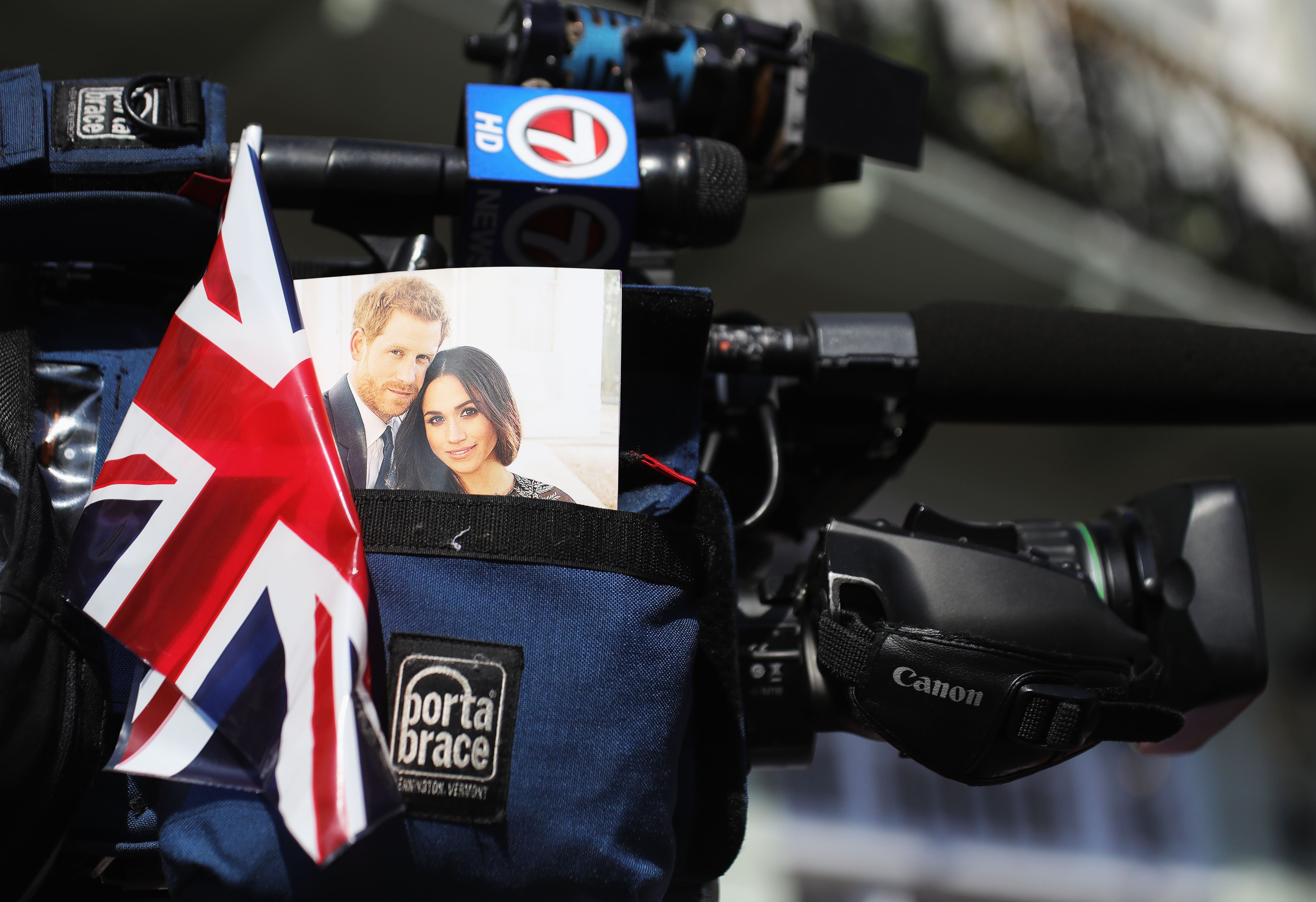 Una bandera Union Jack y una foto de Harry y Meghan en la cámara de televisión durante la boda del Príncipe Harry Harry con la Sra. Meghan Markle en la Capilla de San Jorge, Castillo de Windsor, el 19 de mayo de 2018 en Windsor, Inglaterra. | Foto: Getty Images