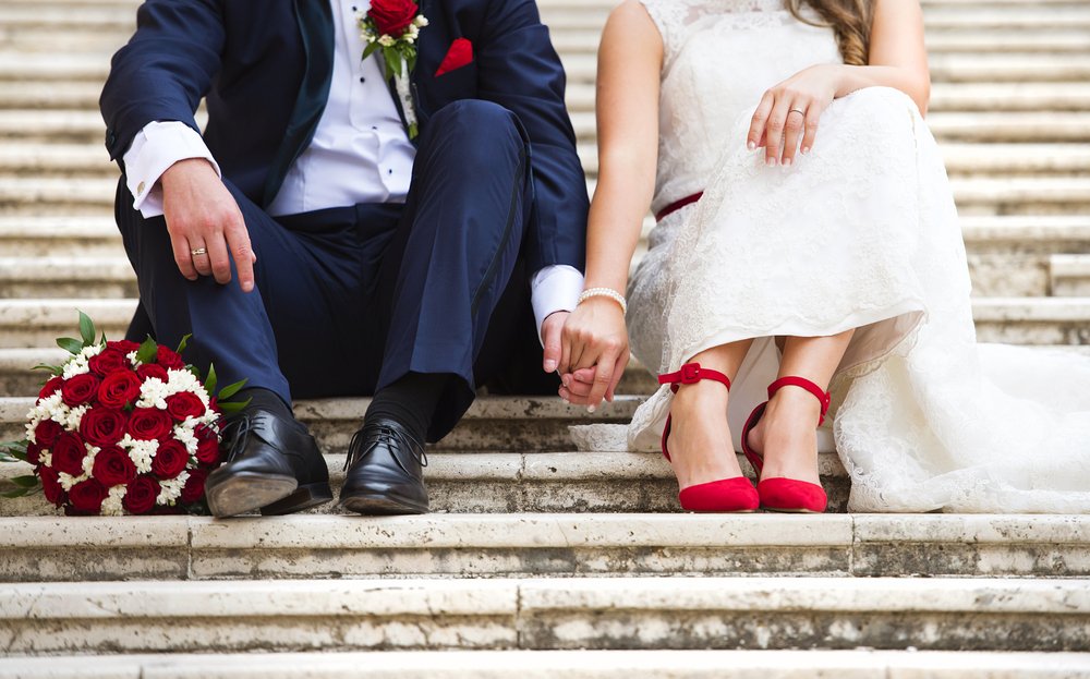 Pareja de novios tomados de la mano. | Foto: Shutterstock