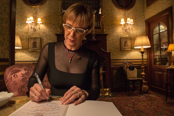 La propriétaire du Relais Bernard Loiseau, Dominique Loiseau, dédicace un menu après un dîner de gala. |Photo : Getty Images