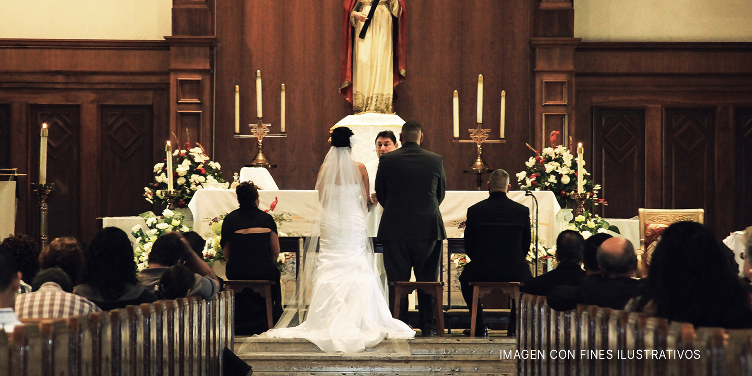 Novios de pie frente al altar en una iglesia. | Foto: Flickr.com/demxx (CC BY 2.0)