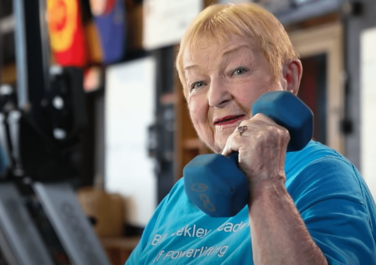 Woman who is a record holder for powerlifting lifts a dumbbell | Photo: Youtube/Guinness World Records