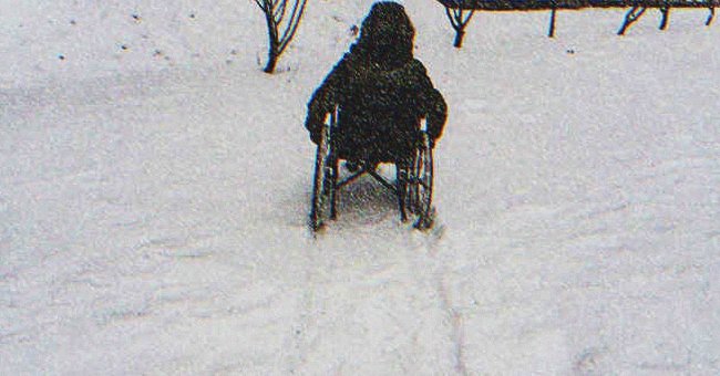 Hombre en silla de ruedas en la nieve. | Foto: Shutterstock